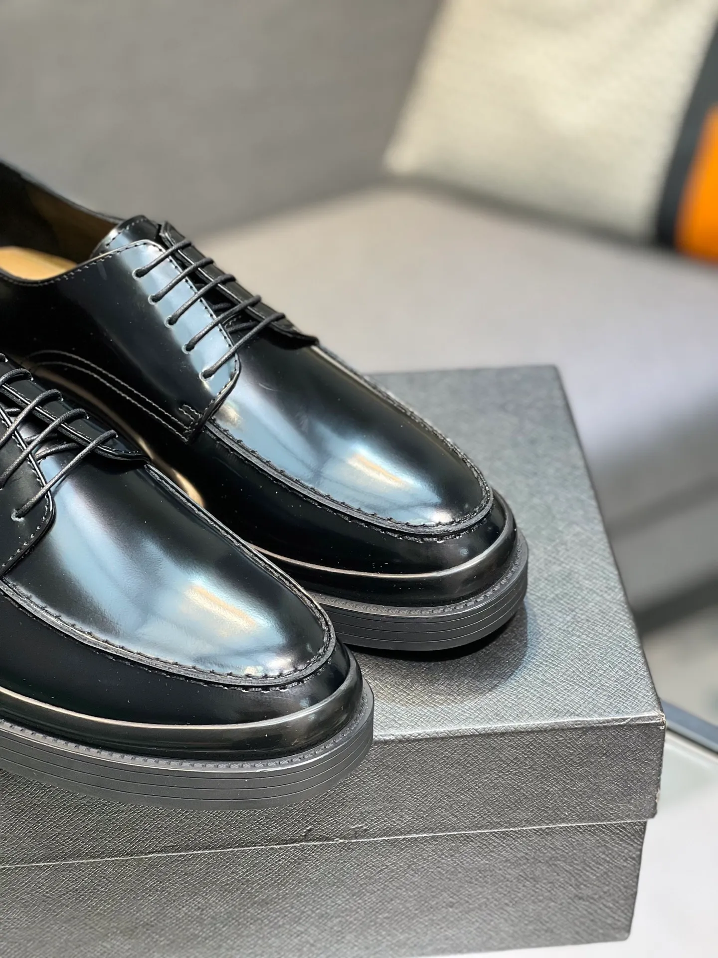 Men's clothing and shoes 💰860 Prada/Prada's new glossy leather loafers are made of open-edge beaded uppers imported from Italy, slip-on loafers style, large piece splicing design, durable and non-deforming, heavy-duty construction, exquisite mark stitching, same material ribbon decoration, blending classic and modern styles, lining with dyed calfskin, standard PRADA logo cowhide feet, original ultra-light matte texture and embossed leather outsole, light and not tired, excellent shock absorption effect, full foot comfort! Size: 39-44 (customized at 38.45)